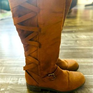 Women’s brown boots laced in the back size 8 excellent condition